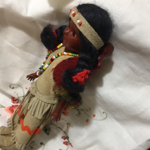Cutest Carlson doll. Indian princess with papoose. Amazing detail and quality - Picture 16 of 16